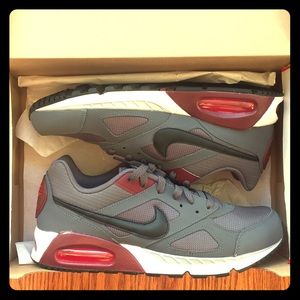 Nike Air Max IVO 9.5 New!